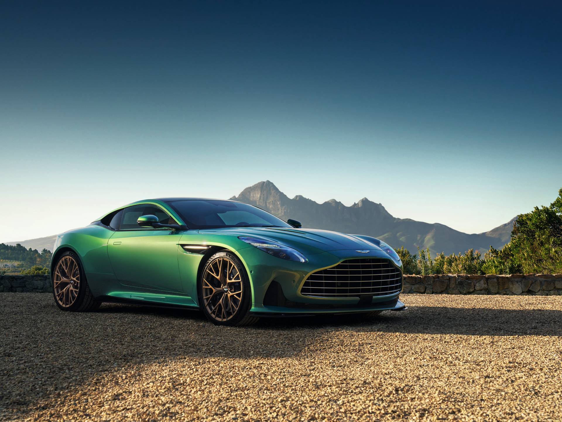 Aston Martin DB12 2024: un éxito sensorial sensacional