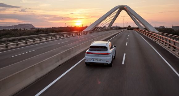 Porsche Cayenne Turbo E-Hybrid Pulls Up with 729 HP, 700 lb-ft of Torque 1
