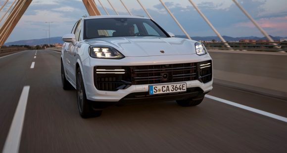 Porsche Cayenne Turbo E-Hybrid Pulls Up with 729 HP, 700 lb-ft of Torque