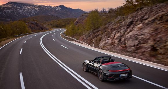 Porsche 911 Updated; New Hybrid Model Debuted 13