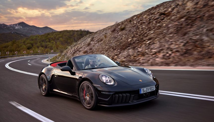 Porsche 911 Updated; New Hybrid Model Debuted 14