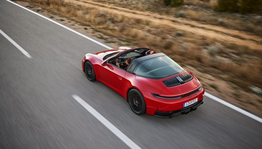 Porsche 911 Updated; New Hybrid Model Debuted 16