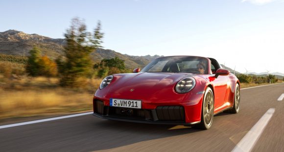 Porsche 911 Updated; New Hybrid Model Debuted 17