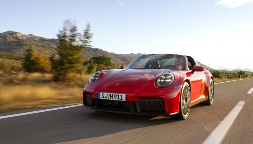 Porsche 911 Updated; New Hybrid Model Debuted 17