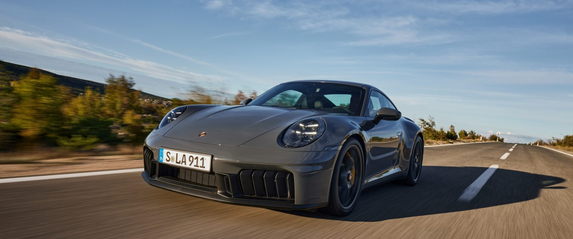 Porsche 911 Updated; New Hybrid Model Debuted 19