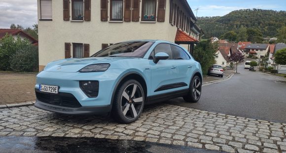 2025 Porsche Macan Base & Macan 4S 1