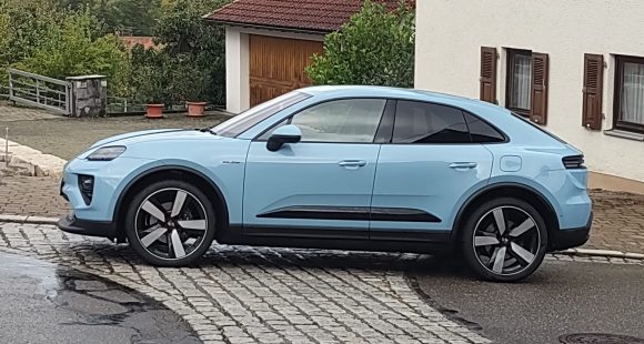 2025 Porsche Macan Base & Macan 4S 2