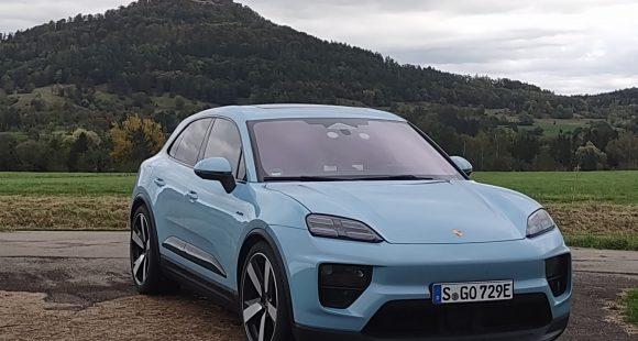 2025 Porsche Macan Base & Macan 4S 3