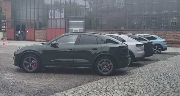 2025 Porsche Macan Base & Macan 4S 4